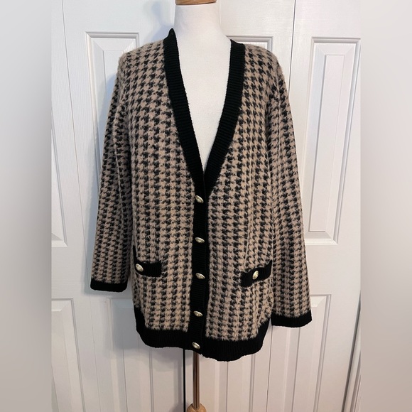 Tahari Sweaters - Tahari Eyelash Fringe Soft Houndstooth Cardigan Sweater Black/Brown XL